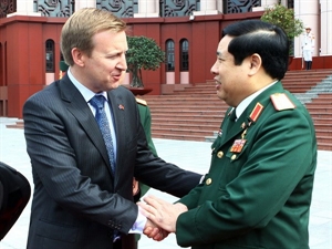 Defence Minister General Phung Quang Thanh (right) and his visiting New Zealand Counterpart Jonathan Coleman (left) 