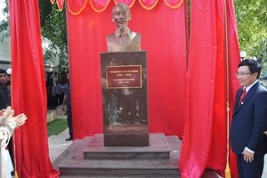 President Ho Chi Minhs statue in Colombo, Sri Lanka 