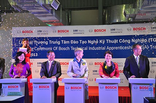 Phan Thi My Thanh, vice chairwoman of Dong Nai Province (2nd, R), German ambassador to Vietnam Jutta Frasch (C), Bosch Vietnam’s managing director Vo Quang Hue (2nd, L) and other representatives at the opening ceremony of the vocational training center