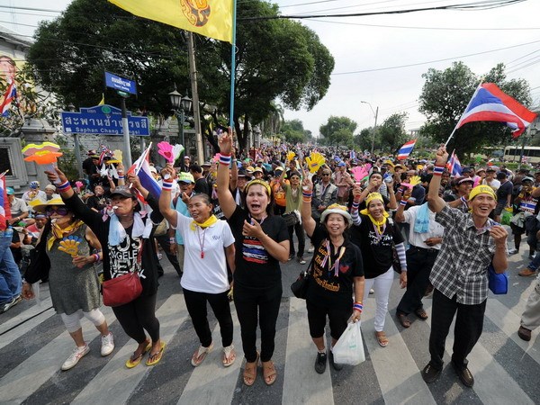 Người biểu tình chống chính phủ tập trung trước Bộ Nội vụ ở thủ đô Bangkok ngày 26/11. (Nguồn: THX-TTXVN)