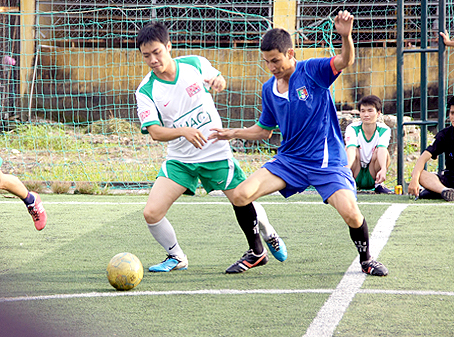 Báo Đồng Nai (áo xanh) trong trận gặp đội Đài PT-TH Đồng Nai.