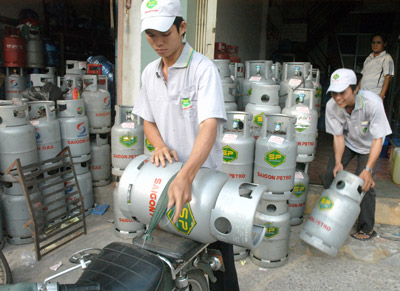 Since December 1, 2013, the price of a 12 kilogram gas cylinder rises by an average of VND78,000.