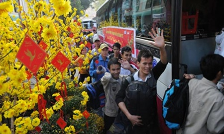 Civil servants and State employees will enjoy nine days off during the Tet festival, January 28 to February 5, 2014, following approval by Prime Minister Nguyen Tan Dung.