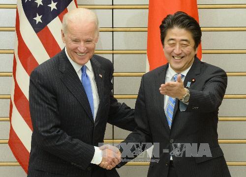 Thủ tướng Nhật Bản Shinzo Abe (phải) có cuộc gặp với Phó Tổng thống Mỹ Joe Biden (trái) đang trong chuyến thăm Nhật Bản.