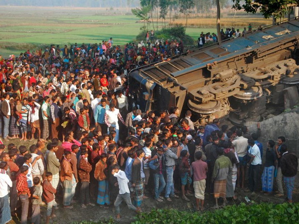 Hiện trường vụ lật tàu ở Bangladesh. (Nguồn: AFP)