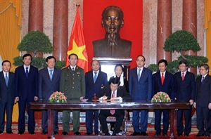 President Truong Tan Sang signs an order to promulgate the Constitution 