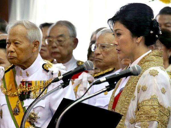 Thủ tướng Yingluck Shinawatra (phải) phát biểu trong lễ kỷ niệm sinh nhật của nhà vua tại Hua Hin hôm 5/12. (Ảnh: AFP-TTXVN)