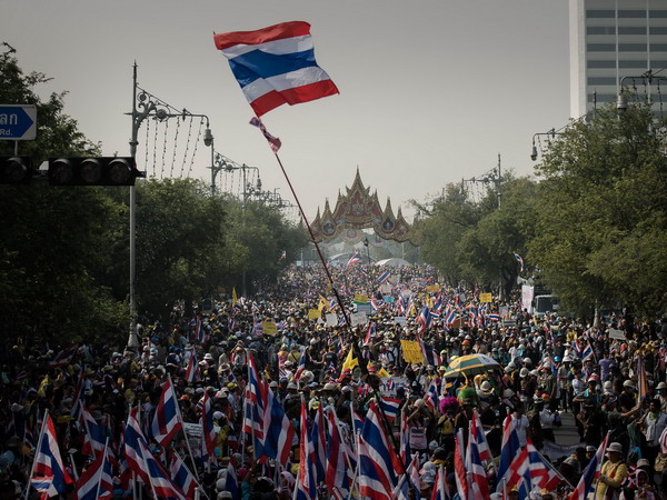 Người biểu tình tuần hành về phía tòa nhà chính phủ ở Bangkok ngày 9/12. (Nguồn: AFP/ TTXVN)