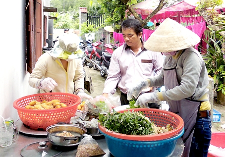 Dịch vụ nấu cỗ thuê luôn đông đúc vào mỗi dịp cưới hỏi cuối năm.