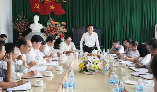 Phó chủ tịch UBND tỉnh Võ Văn Chánh chỉ đạo tại cuộc họp.