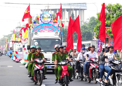 Xe thông tin lưu động ATGT diễu hành qua các tuyến phố ở thành phố Biên Hòa.