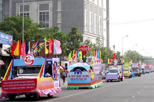 Đoàn xe diễu hành trên đường Võ Thị Sáu (TP.Biên Hòa)