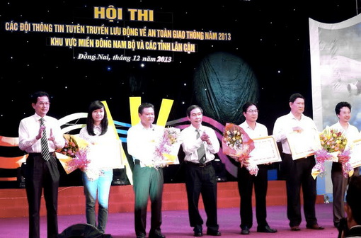 Phó chủ tịch UBND tỉnh Võ Văn Chánh trao giải Xe thông tin lưu động diễu hành cổ động cho đại diện các đội.