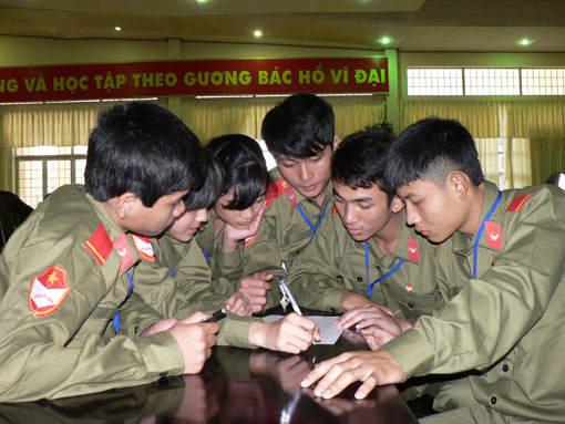 Một đội đang làm bài thi lý thuyết