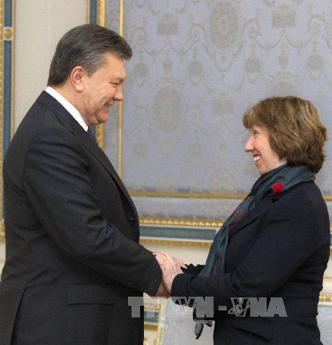 Cao ủy EU phụ trách chính sách an ninh và đối ngoại Catherine Ashton (phải) và Tổng thống Ukraine Viktor Yanukovych trong cuộc gặp tại Kiev ngày 10/12. AFP/ TTXVN