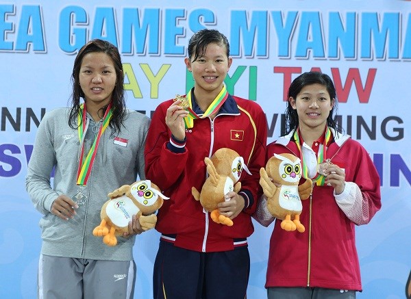 Ánh Viên (giữa) với chiếc huy chương vàng SEA Games 27 (Nguồn: TTXVN)