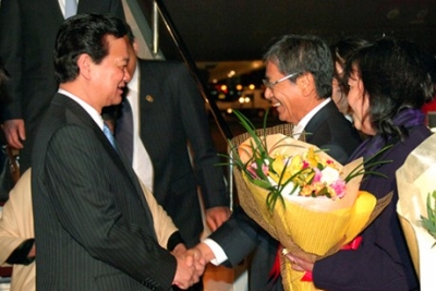 apanese Ambassador to Vietnam Hiroshi Fukada, Vietnamese Ambassador to Japan Doan Xuan Hung and members of Vietnamese community in Japan welcomes PM Nguyen Tan Dung 