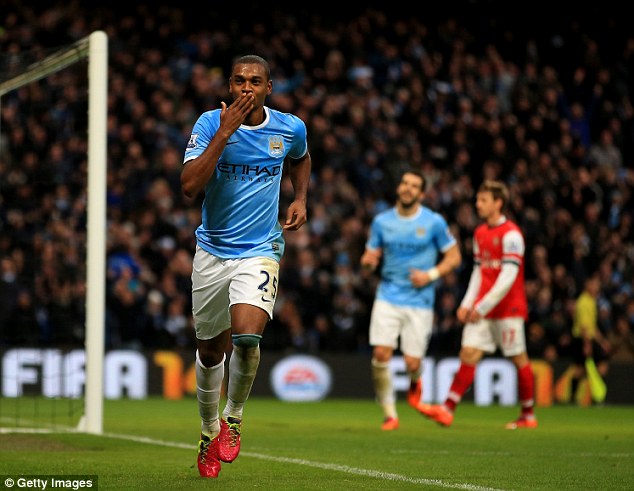 Fernandinho giúp Man City vùi dập Arsenal. (Nguồn: Getty Images)