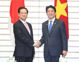 Japanese Prime Minister Shinzo receives PM Nguyen Tan Dung