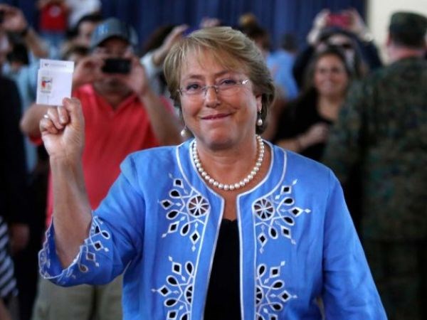 Bà Bachelet rạng rỡ trước khi bỏ lá phiếu trong cuộc bầu cử tổng thống hôm 15/12 ở Santiago, Chile. (Ảnh: AP)