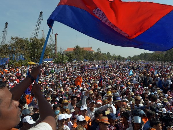 Một cuộc biểu tình của Đảng Cứu nguy Dân tộc Campuchia (CNRP) đối lập ở trung tâm thủ đô Phnom Penh. (Ảnh: AFP/TTXVN)