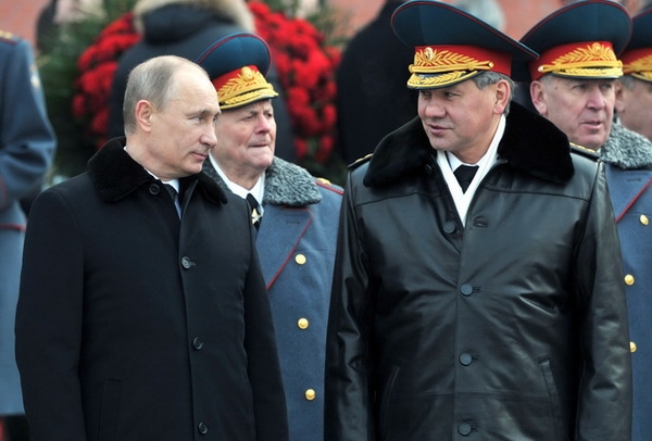 Tổng thống Nga Vladimir Putin và Bộ trưởng Quốc phòng Sergei Shoigu. (Ảnh: AFP/TTXVN)