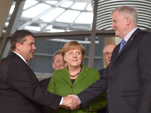 Chủ tịch Đảng CSU Horst Seehofer (phải), Chủ tịch Đảng SPD Sigma Gabriel (trái) và Thủ tướng Angela Merkel sau khi các bên ký Thỏa thuận thành lập chính phủ liên hiệp. (Nguồn: AFP/TTXVN)