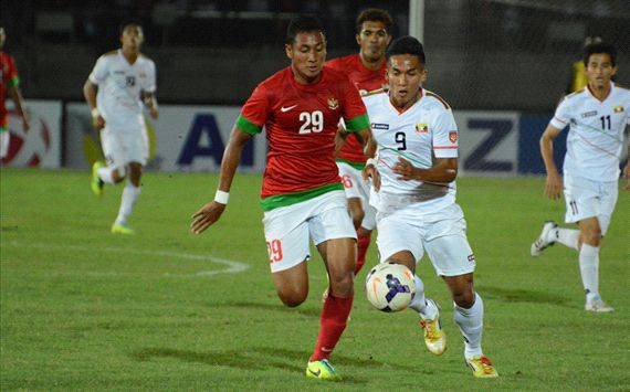 U23 Indonesia (áo đỏ) lách khe cửa hẹp vào bán kết.