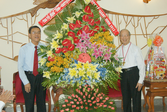 ĐC Đinh Quốc Thái tặng chúc mừng cho đại diện Tòa giám mục XL