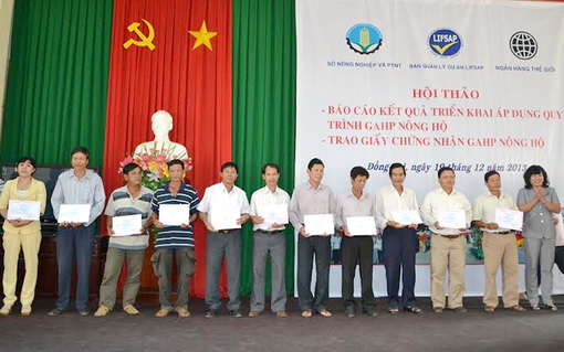 Các hộ chăn nuôi đầu tiên được trao chứng nhận VietGAP