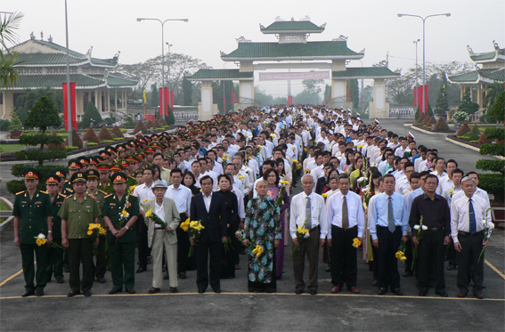 Province's leaders and representatives lay wreaths at martyrs cemetery