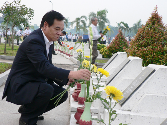 Party Secretary Tran Dinh Thanh burnt incense to commemorate heroes and martyrs