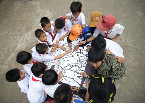 Các em học sinh tham gia vẽ tranh tại ngày hội