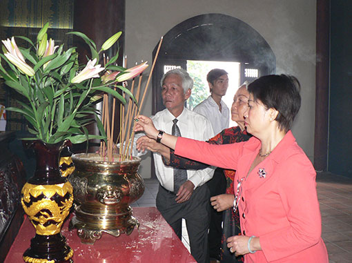 và dâng hương lên Chủ tịch Hồ Chí Minh, các Anh hùng liệt sĩ tại đền thờ Chủ tịch Hồ Chí Minh.