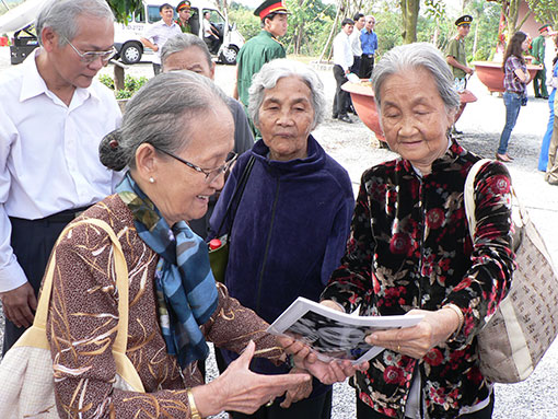 Các đại biểu cùng nhau ôn lại kỷ niệm.