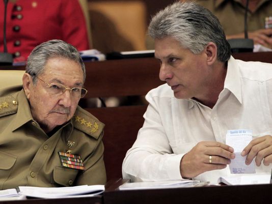 Chủ tịch Cuba Raul Castro (trái). (Ảnh: AP)