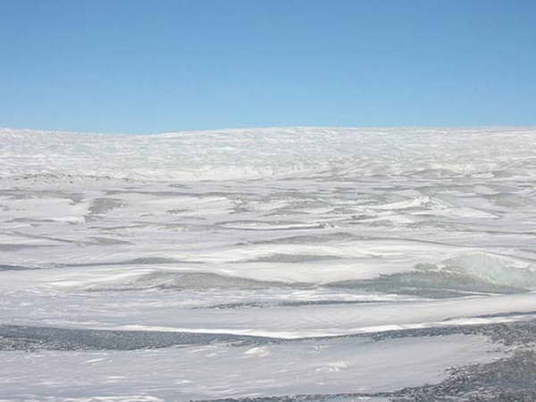 Bề mặt thềm băng ở Greenland. (: Nature World News)