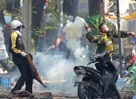 Thái Lan: Người biểu tình xông vào điểm bầu cử, cảnh sát bắn hơi cay