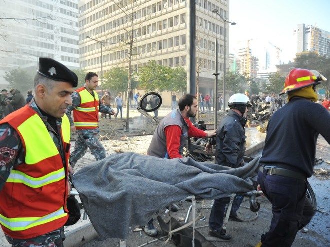 Nhân viên cứu hộ chuyển nạn nhân vụ đánh bom ở Beirut. (Nguồn: AFP/TTXVN)