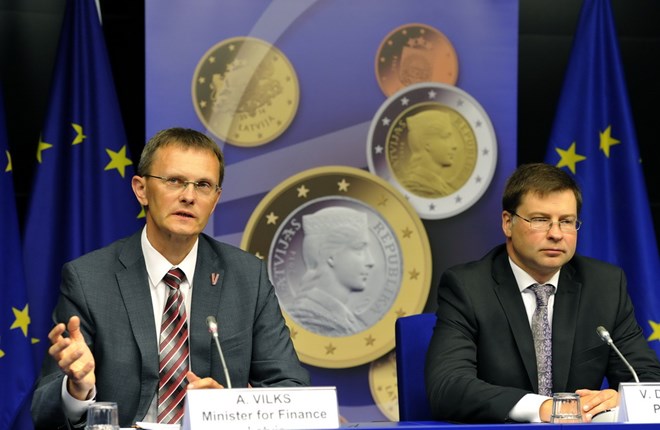 Thủ tướng Latvia Dombrovski (phải) và Bộ trưởng Tài chính Andris Vilks tại cuộc họp báo về việc EU thông qua quyết định kết nạp Latvia vào Eurozone. (Ảnh: AFP/TTXVN)