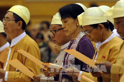 Bà Aung San Suu Kyi (áo tím, giữa). (Nguồn: AFP/TTXVN)