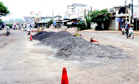 Đoạn quốc lộ 20, khu vực xã Quang Trung (huyện Thống Nhất) thi công kéo dài nhiều tháng chưa dứt điểm, hiện trạng không có phương tiện, công nhân thi công (ảnh chụp ngày 18-12). Ảnh: T.Toàn