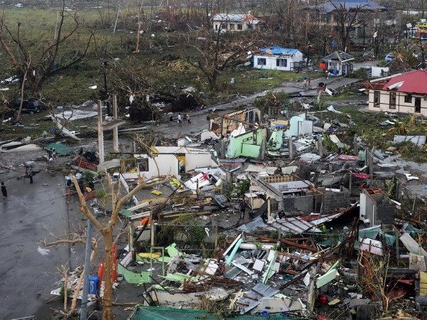 Cảnh hoang tàn sau cơn bão Haiyan ở Philippines. (Nguồn: AFP/TTXVN)