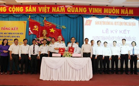 Lãnh đạo Ban Tuyên giáo Tỉnh ủy và Bộ Tư lệnh vùng 2 Hải quân ký kết chương trình phối hợp tuyên truyền biển, đảo năm 2014.