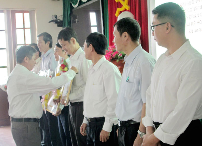  Đồng chí Đặng Mạnh Trung trao bằng khen của UBND tỉnh cho các đơn vị, cá nhân.