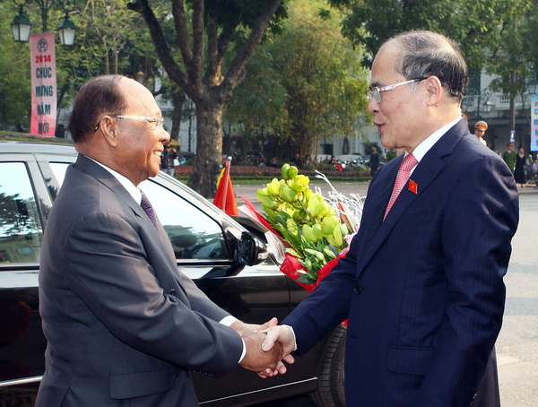 Chủ tịch Quốc hội Nguyễn Sinh Hùng đón Chủ tịch Quốc hội Samdech Heng Samrin. (Ảnh:TTXVN)