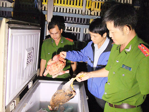 Lực lượng công an kiểm tra  tủ bảo quản thực phẩm