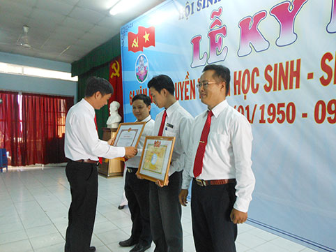 Ban Chấp hành Hội sinh viên trường ĐH Lạc Hồng nhận bằng khen của Trung ương Hội SV Việt Nam