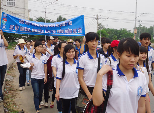 SInh viên Trường ĐH Đồng Nai đi bộ chào mừng 64 năm ngày truyền thống học sinh, sinh viên