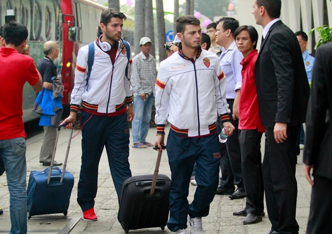 Các cầu thủ U19 Roma di chuyển tới khách sạn. (Nguồn: Vietnam+)